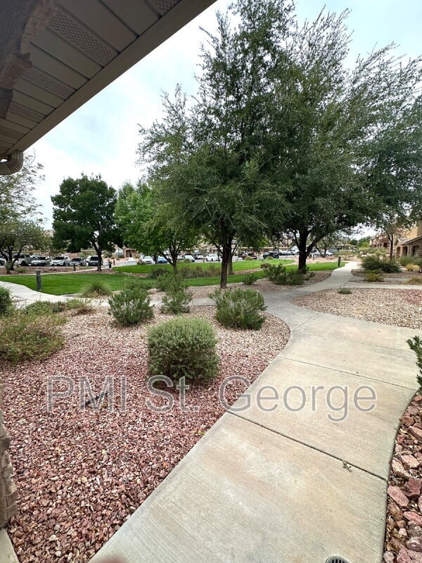 Building Photo - 3155 S Hidden Valley Dr
