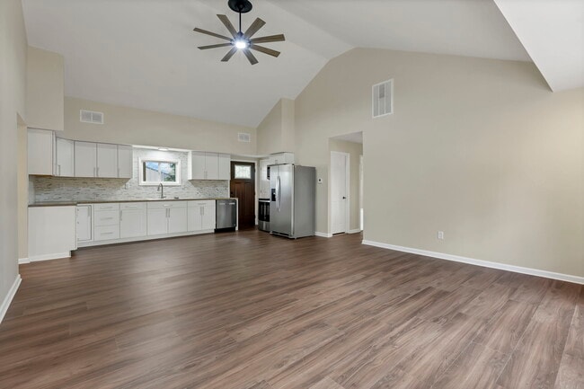 Building Photo - 5170 Fairfield Beach Rd NE