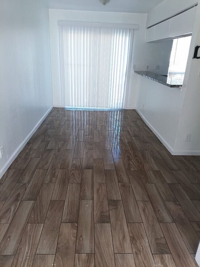 Building Photo - 3 BR Condo