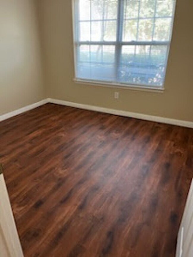 Building Photo - READY FOR MOVE IN...  2 bedroom 1.5 bath t...