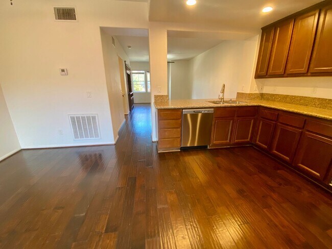 Building Photo - Beautiful Upgraded 3br 3.5 baths 2 car Gar...