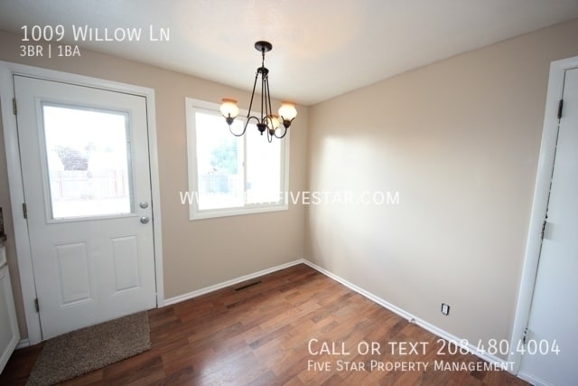 Building Photo - 1009 Willow Ln
