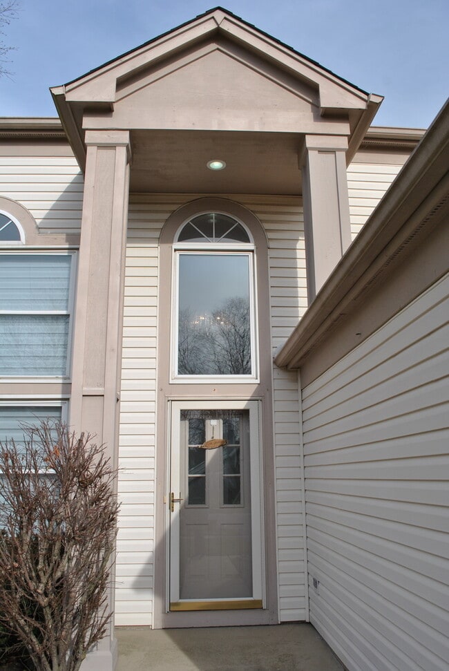 Building Photo - 1469 Braymore Cir E