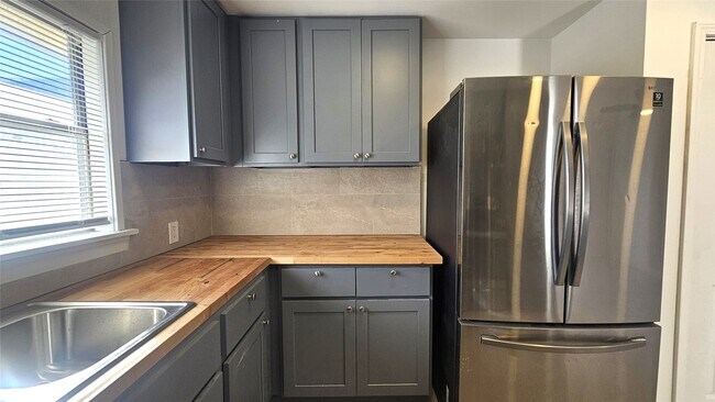 Foto del edificio - 1202 Dyer Ave