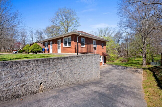 Foto del edificio - 521 Hawkins Rd