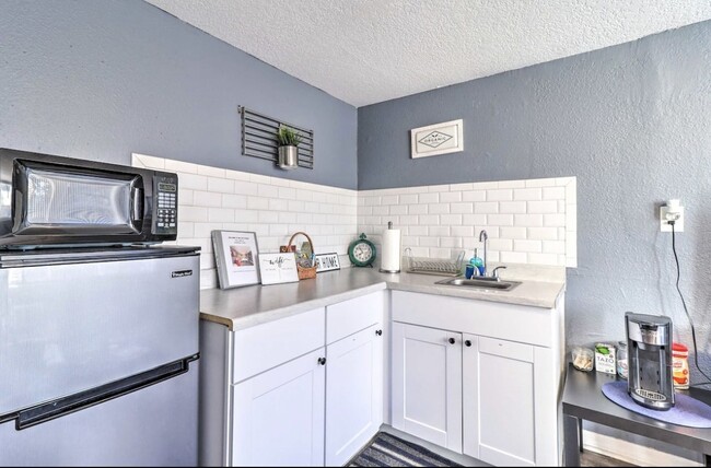 Building Photo - Fully-Furnished Studio in Historic Springf...