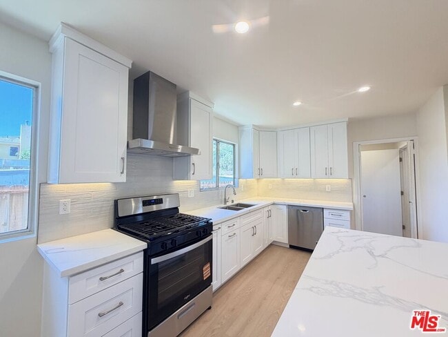 Building Photo - 2000 San Ysidro Dr