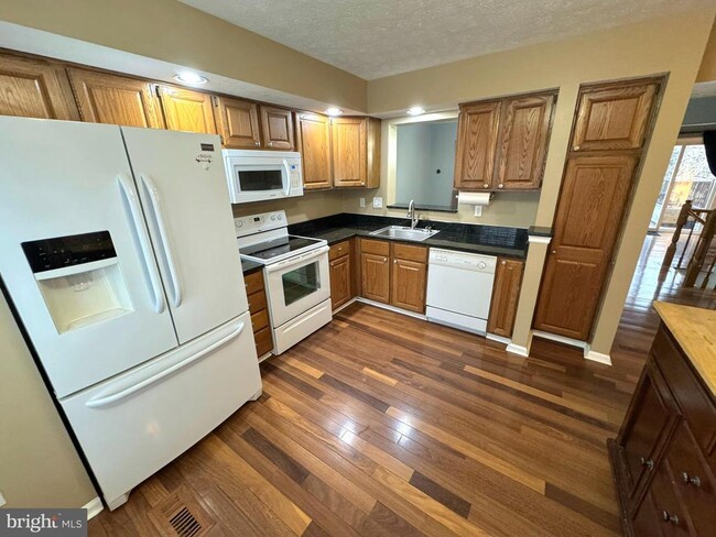 Building Photo - 2108 Commodore Ct