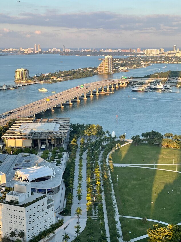 Foto principal - 900 Biscayne Blvd