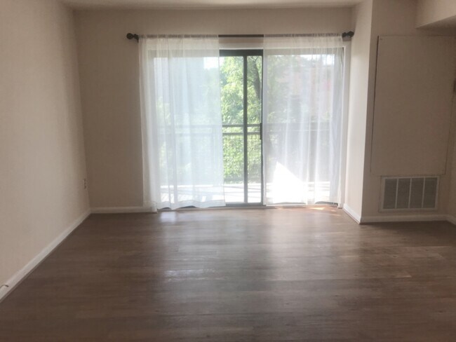 Foto del edificio - 7611 Maple Ave