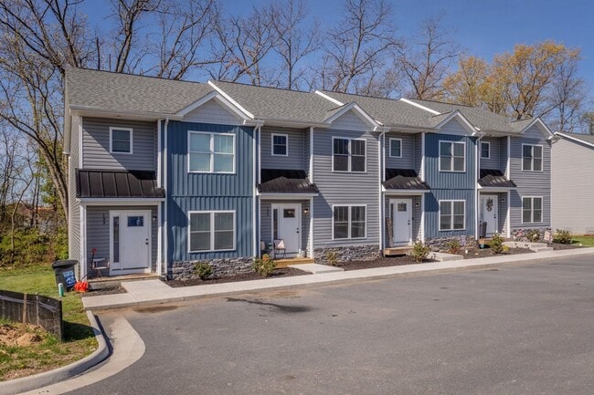 Building Photo - 135 Swallow Dr