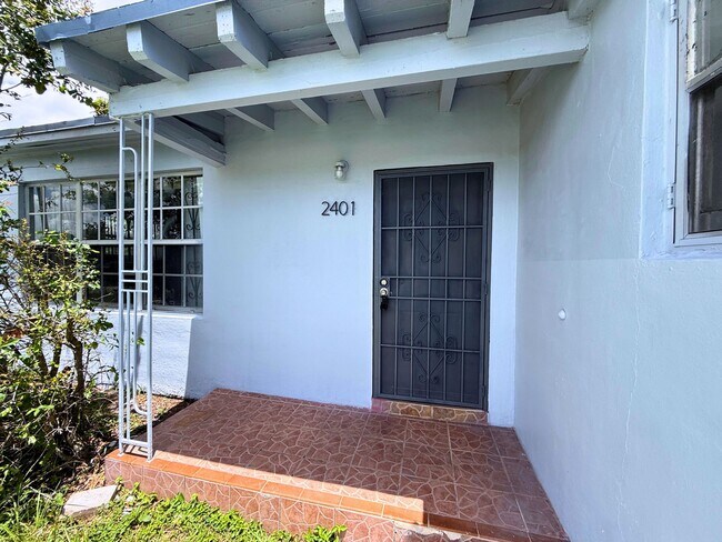 Foto del edificio - 2401 NW 170th St