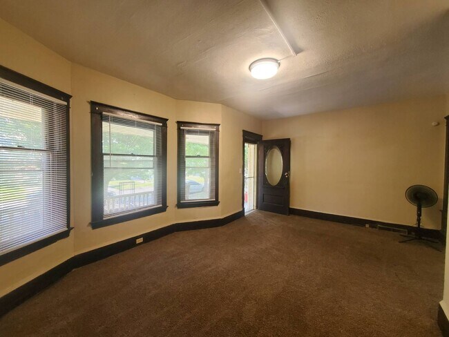 Foto del edificio - 4219 Daisy Ave