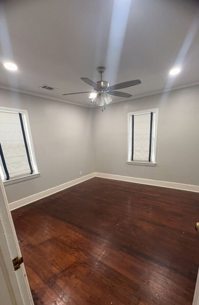 Building Photo - 2 Bed/1 Bath Home