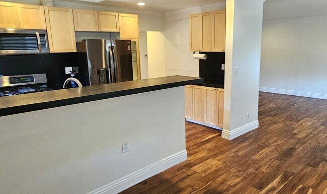 Building Photo - Gorgeous Remodeled 2 Bedrooms, 1 Bath Hous...