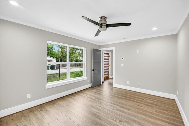 Building Photo - 604 W 28th St