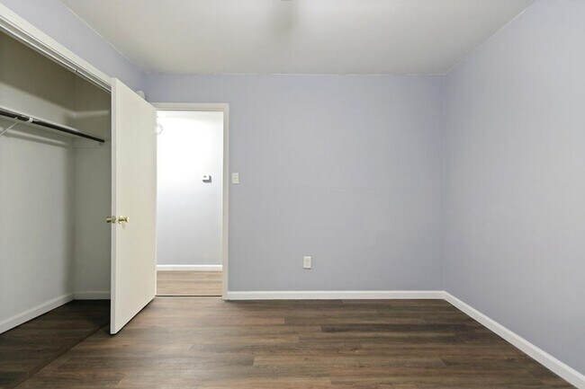 Foto del edificio - 3201 Elm Grove Dr