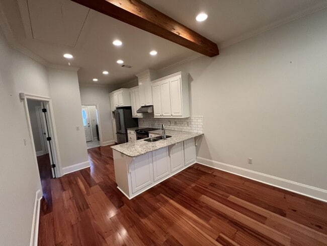 Building Photo - Trendy, 2 bedroom, 2 bathroom townhouse lo...