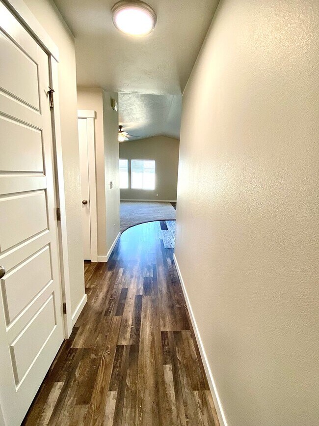 Foto del edificio - 3 Bedroom 2 Bath  PET FRIENDLY home in SW ...