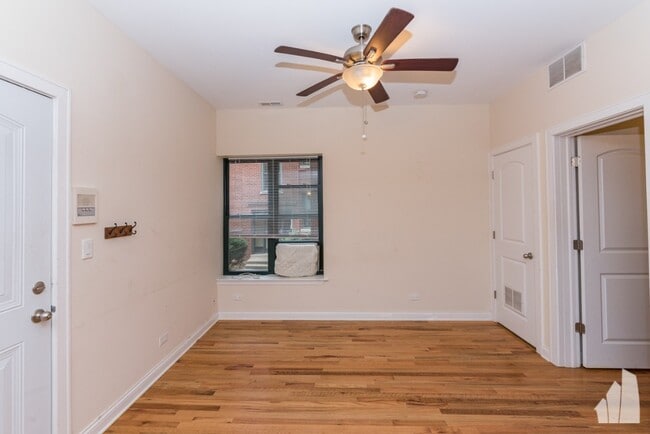 Building Photo - 847 W Cornelia Ave