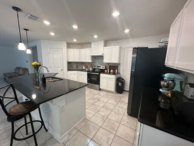 Foto del edificio - Move in Ready!!!... Beautiful 3 bedroom 2 ...