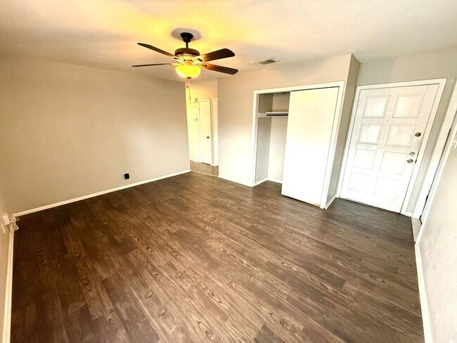 Building Photo - **APPLICATION RECEIVED** MUST SEE! 2 Bedro...