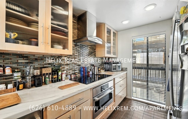 Building Photo - 7322 Marina Pacifica Dr N