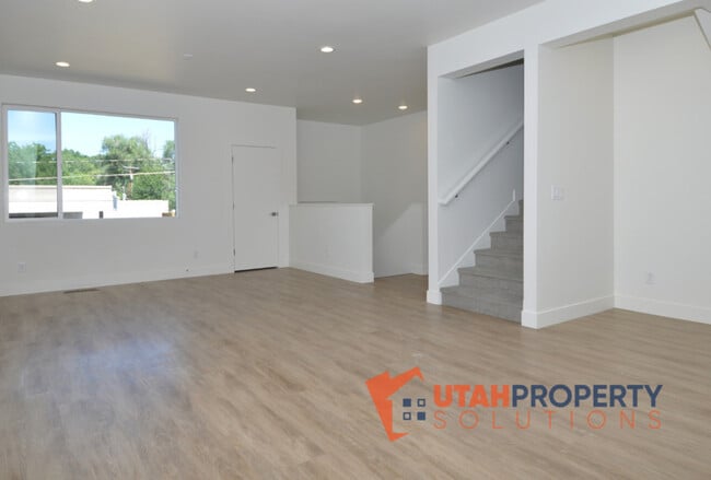 Building Photo - 1559 E Talo Ct