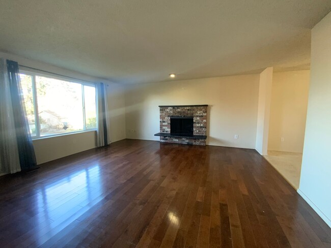 Building Photo - Spacious 4-bedroom Home in Lakewood!