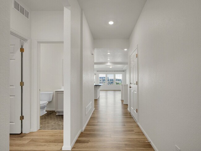 Foto del edificio - $3,295, 3 bed, 3 bath, located in Erie