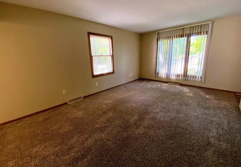 2416 Woodcliff Ave SE, Grand Rapids, MI 49546 Townhome Rentals in