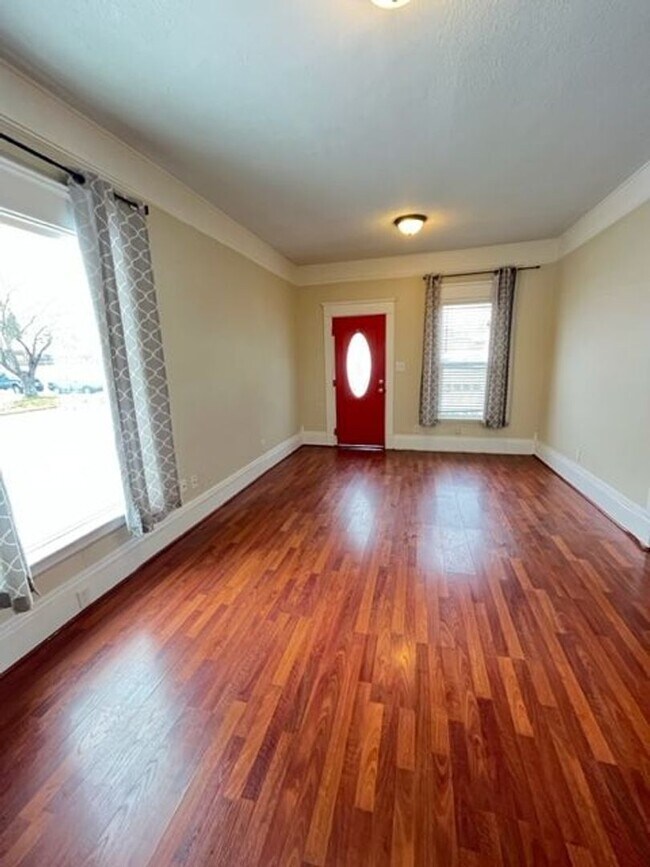 Foto del edificio - Charming 3 Bedroom 2 Bath Home in Everett with Storage Garage!