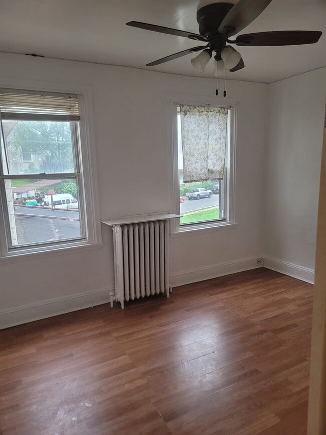 Building Photo - 213 E Tabor Rd