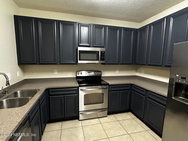 Building Photo - 8215 Green Parrot Rd