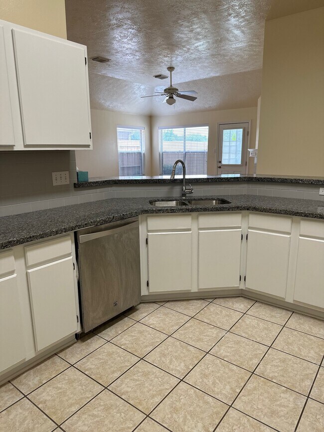 Foto del edificio - 6815 Stratford Park Dr