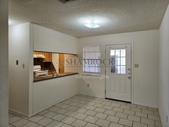 Foto del edificio - 910 Lancelot Cir
