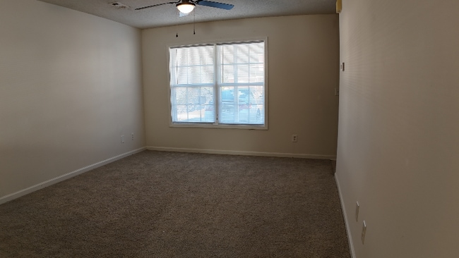 Foto del edificio - 221A Springfield Cir