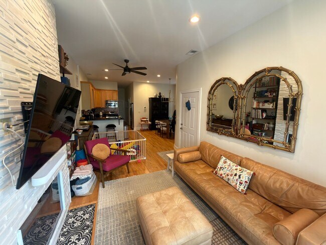 Foto del edificio - Beautifully updated & maintained 2 bed/2 bath Noble Square condo in an intimate 3 unit building.