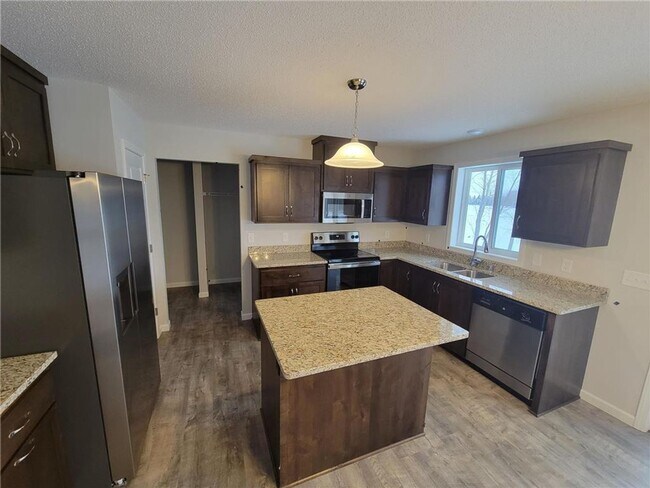 Foto del edificio - Modern 4-Bed Home with Open Layout, 3-Car ...