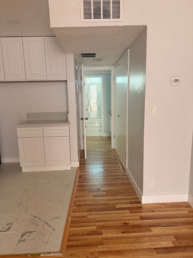Building Photo - Charming 1 Bedroom Apartment with Pool, Patio & Flexible Month-to-Month Lease