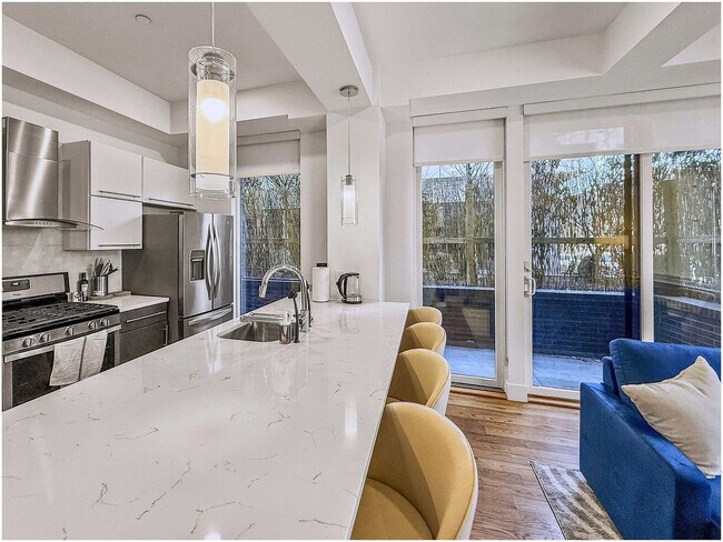 Building Photo - 236 W Thompson St