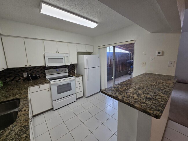 Building Photo - 214 Village N Dr