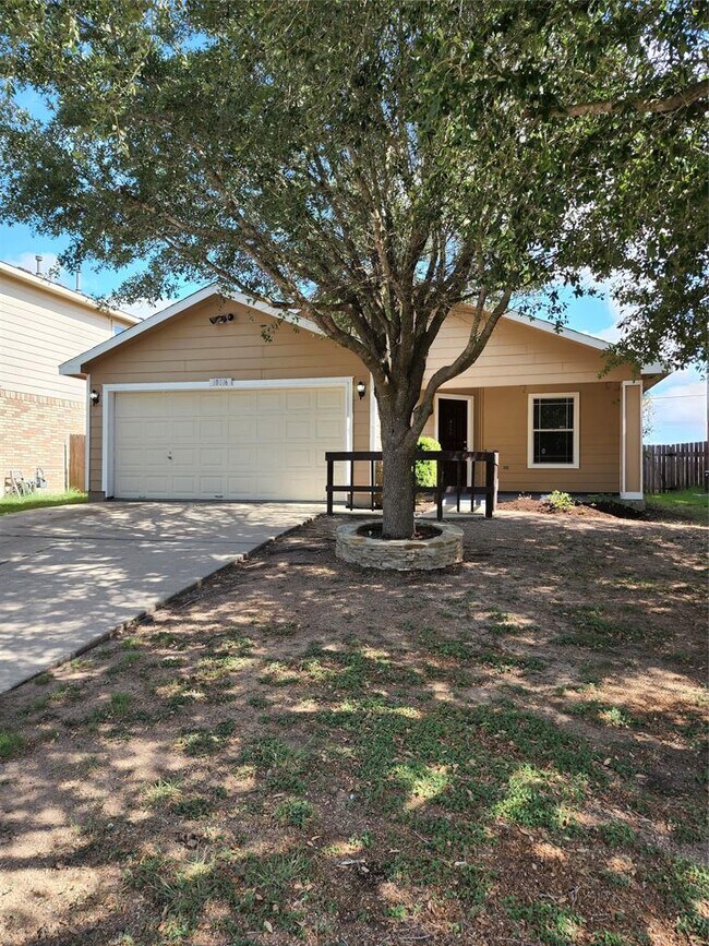 Foto del edificio - 18016 Honey Locust Ln