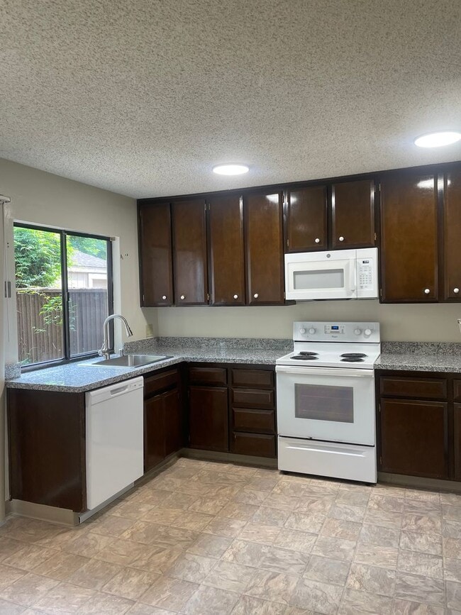 Foto del edificio - Two Story 3 Bedroom/2.5 Bathroom w/Two Car Garage