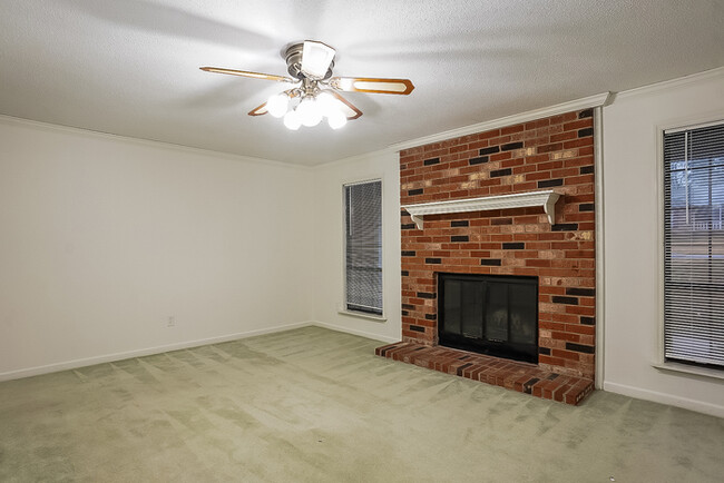 Building Photo - 711 Stillwater Dr