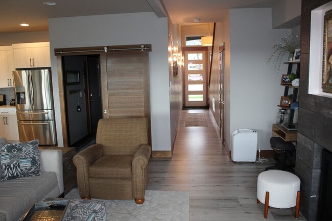 Building Photo - Stunning Fully Furnished Townhome with Lake Views