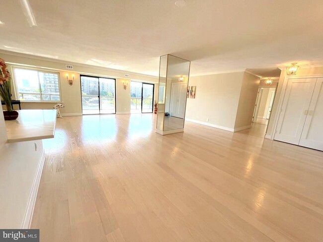 Foto del edificio - 8370 Greensboro Dr