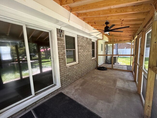 Foto del edificio - Beautifully Renovated 3BR Home in Summerville