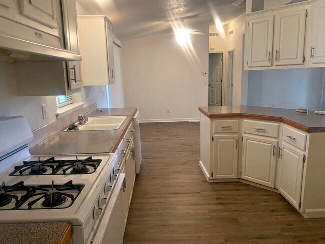 Foto del edificio - 2700 Jay Rd