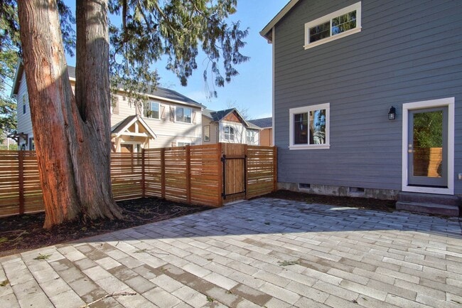 Building Photo - 9424 N Macrum Ave